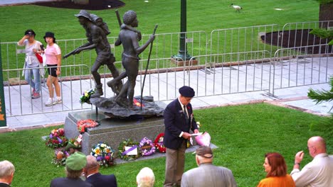 Menschen-Versammelten-Sich-Um-Die-Statue-Der-South-West-Pacific-Campaign,-Während-Präsident-Phil-Ainsworth-Eine-Rede-An-Die-Veteranen-Und-Familien-Hielt-Und-Jenen,-Die-Am-Anzac-Square-Dienten,-Höchsten-Respekt-Zollte