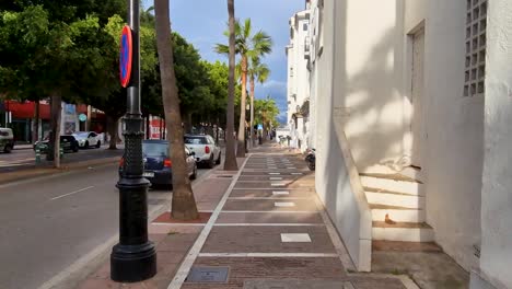 Pov-Caminando-En-Una-Acera-En-Puerto-Banús,-Marbella,-España