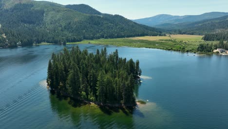 Drone-shot-of-an-island-in-a-Spirit-Lake,-Idaho