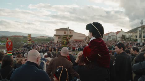 Karnevalszuschauer-Beobachten-Caretos-Parade,-Podence,-Portugal