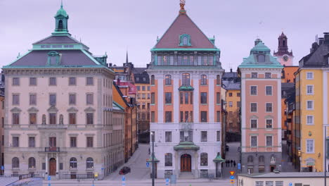 Slow-telephoto-trucking-shot-of-iconic-buildings-of-Stockholm-Old-Town,-Sweden
