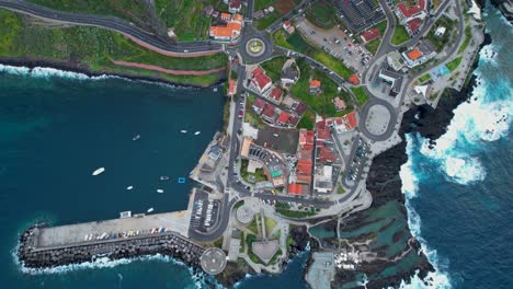 Vulkanische-Felsbecken-Und-Der-Hafen-Von-Porto-Moniz-An-Der-Zerklüfteten-Küste-Madeiras