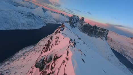 Vuelo-De-Drones-FPV-En-Noruega-Durante-La-Puesta-De-Sol-Sobre-Una-Hermosa-Montaña