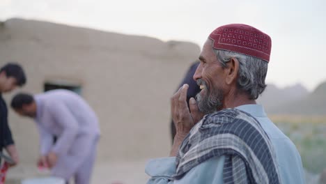 Side-view-of-an-old-man-at-Ramadan-iftar-drive-in-Khuzdar,-Balochistan,-Pakistan