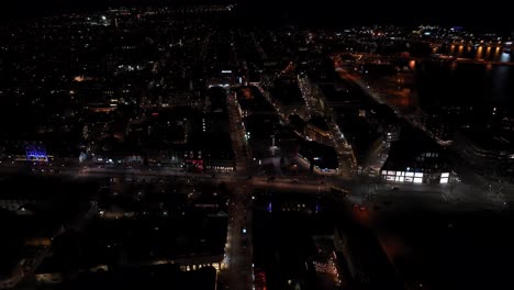 El-Centro-De-La-Ciudad-De-Reykjavik-Por-La-Noche-Con-Luces-Urbanas-Y-Edificios-Oscuros.