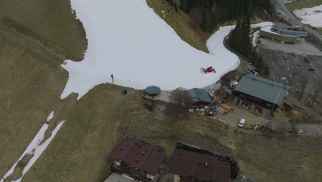 Skigebiet-Saalbach-Hinterglemm-Mit-Schmelzendem-Schnee,-Schwenk-nach-unten-Aufnahme,-Luftbild