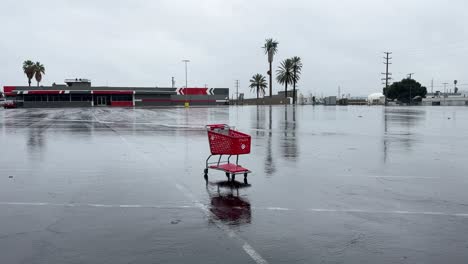 Einsames-Einzelnes-Ziel-Einkaufswagen-Mittelrahmen-In-Einem-Leeren-Parkplatz-In-San-Bernardino,-Kalifornien-Während-Eines-Sturms-Mit-Strömendem-Regen