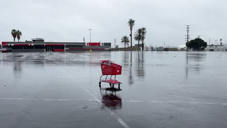 Marco-Solitario-Del-Centro-Del-Carrito-De-Compras-De-Un-Solo-Objetivo-En-Un-Estacionamiento-Vacío-En-San-Bernardino,-California,-Durante-Una-Tormenta-Con-Lluvia-Torrencial