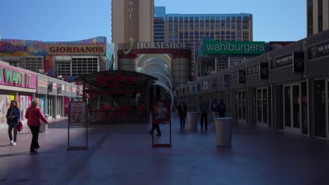 Los-Turistas-Caminan-Por-El-Centro-Comercial-Al-Aire-Libre-En-El-Centro-De-Las-Vegas-En-Un-Día-Soleado.