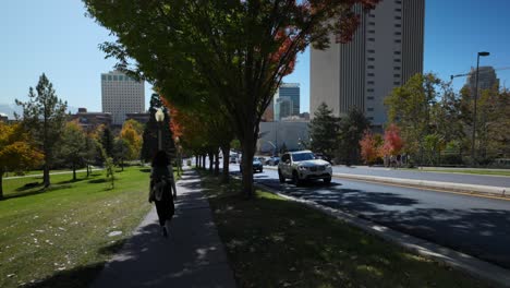 Mujer-Caminando-Por-La-Calle-En-Salt-Lake-City,-Utah---Toma-Panorámica