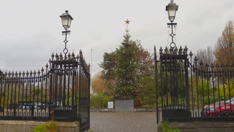 Vista-De-Perfil-De-La-Entrada-De-La-Cuenca-De-La-Calle-Bendición-Durante-La-época-Navideña-En-Dublín,-Irlanda