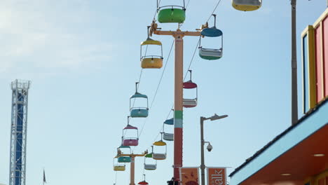 Sesselliftfahrt-Entlang-Der-Santa-Cruz-Promenade