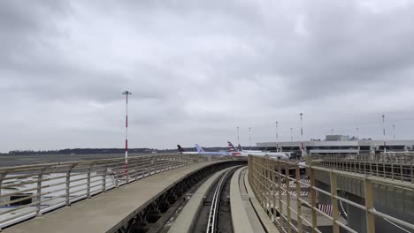 Skybridge-Monorail-Zug-People-Mover-Vom-Hauptterminal-Zum-Satellitenterminal-Am-Flughafen-Rom-Fiumicino