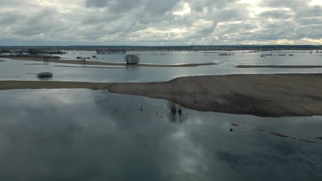 Cielo-Nublado-Sobre-Campos-Inundados-En-Polonia