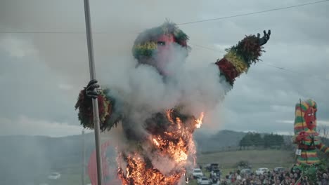 Efigie-Empezando-A-Arder-En-El-Festival-Folclórico-Del-Carnaval-De-Podence---Cámara-Lenta