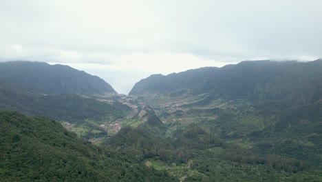 Exuberantes-Montañas-Verdes-Y-Ciudad-En-La-Isla-De-Madeira-Desde-El-Mirador-De-Eira-Do-Serrado-En-Funchal,-Portugal