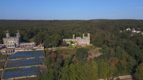 Gran-Castillo-Majestuoso-Junto-Al-Río-Tranquilo