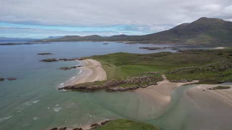 Vista-De-Drones-De-La-Playa-De-Lettergesh-En-Galway,-Irlanda,-Mostrando-La-Playa-De-Silver-Strand-En-La-Distancia