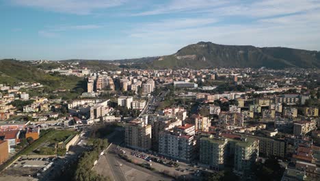 Drone-Volando-Lejos-Del-Suburbio-De-Fuorigrotta-En-Nápoles,-Italia