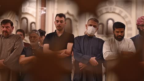 Fieles-Realizando-La-Oración-Taraweeh-Durante-El-Ramadán-2024-En-Una-Mezquita-En-Sharjah,-Emiratos-Árabes-Unidos.