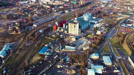 Luftaufnahme-Des-Getreidesilos-Von-Vaks-Mit-Bahngleisen-Und-Bahnhof