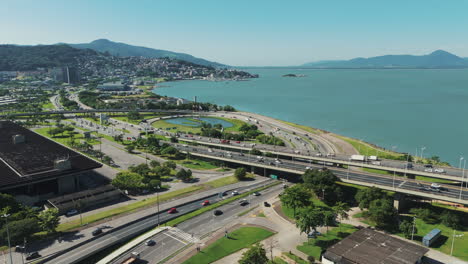Ein-Typischer-Tag-Mit-Starkem-Verkehr-Am-Eingang-Von-Florianópolis,-Santa-Catarina,-Brasilien
