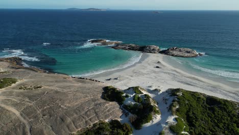 Vehicles-parked-on-Wylie-Bay-Rock-beach,-Esperance-area-in-Western-Australia