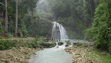 Regnerischer-Regenwald-Mit-Touristen,-Die-Die-Kawasan-Wasserfälle-In-Cebu,-Philippinen-Besuchen