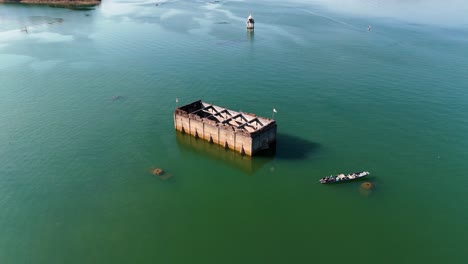 Drohnenaufnahmen-Eines-Unterwassertempels-In-Thailand