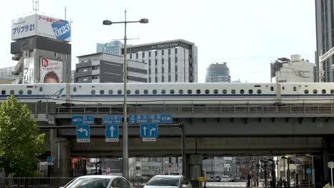 La-Serie-N700,-Un-Tren-De-Alta-Velocidad-Shinkansen-Japonés,-Corre-A-Lo-Largo-De-Una-Vía-Elevada-En-Tokio,-Japón,-Y-Encarna-La-Esencia-De-Los-Viajes-Rápidos-Y-Los-Desplazamientos-A-Alta-Velocidad.