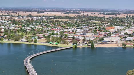 Antena-Del-Puente-Entre-Mulwala-Y-Yarrawonga-Y-Edificios-De-Yarrawonga-Y-Tierras-De-Cultivo-En-La-Distancia