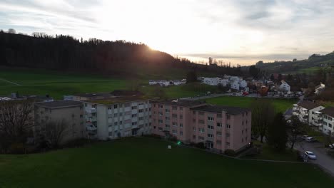 Blockkomplex-Am-Vorort-Der-Schweizer-Stadt-Bei-Goldenem-Sonnenuntergang