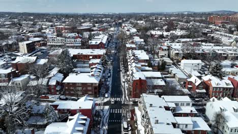 Amerikanische-Stadtstraße-Mit-Historischen-Backsteinreihenhäusern,-Die-An-Einem-Sonnigen-Wintertag-Mit-Schnee-Bedeckt-Sind