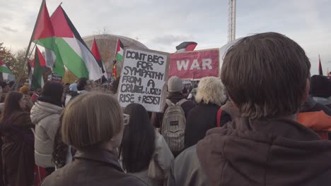 Primer-Plano,-De,-Gente,-En,-Un,-Manifestación-Palestina,-En,-Glasgow