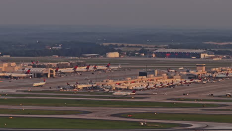 Atlanta,-Georgia-–-Luftaufnahme-Einer-V966-Drohne-Aus-Dem-Südlichen-Frachthangar-Und-Des-Starts-Eines-Delta-Flugzeugs-Auf-Der-Landebahn-Der-Internationalen-Inlandsflughäfen-Von-Hartsfield,-Atlanta-–-Aufgenommen-Mit-Mavic-3-Pro-Cine-–-Juni-2023