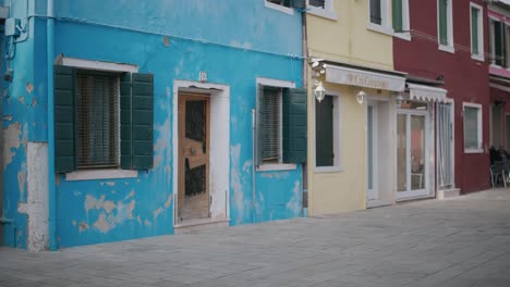 Worn-Textures-on-Burano's-Vivid-Homes,-Venice-Italy