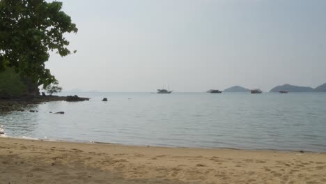 Barcos-En-El-Mar-Vistos-Desde-Beach-Paradise-En-Labuan-Bajo,-Isla-Flores,-Indonesia