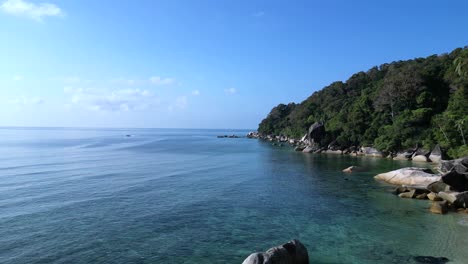 Anlegesteg-Strand-Palmen-Glatte-Felsen