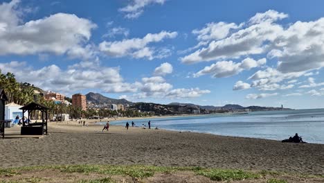 Vista-Sobre-La-Playa-De-La-Malagueta-En-Un-Día-Soleado-Con-Nubes-Que-Se-Mueven-Rápidamente,-España