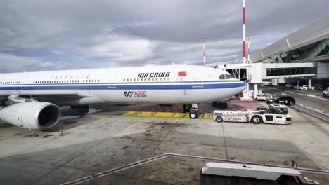 Aviones-Grandes-De-Air-China-Airlines-En-La-Puerta-De-La-Terminal-Del-Aeropuerto-Con-Un-Puente-De-Carga-Adjunto-Para-El-Desembarco-De-Pasajeros