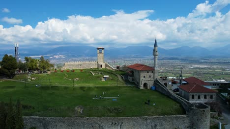 Mittelalterliche-Burg-Und-Moschee-In-Preza,-Tirana:-Auf-Einem-Hügel-Erbaut,-Mit-Blick-Auf-Felder,-Wohnhäuser-Und-Den-Flughafen