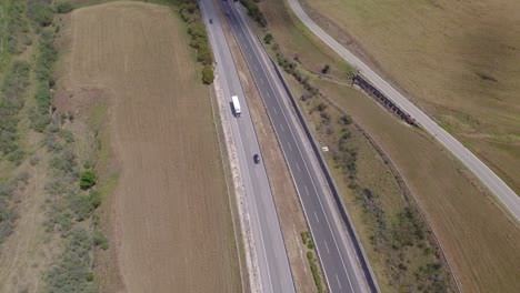 Aerial-shot-of-the-highway-in-the-heart-of-Sicily,-Italy