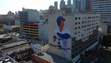 Mural-De-Shohei-Ohtani,-En-La-Pared-Del-Hotel-Miyako-En-Los-Ángeles,-EE.UU.---Vista-Aérea