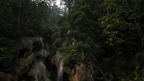 Una-Impresionante-Cascada-Rodeada-De-Exuberante-Vegetación-Y-árboles,-Que-Evoca-Un-Encanto-De-Otro-Mundo