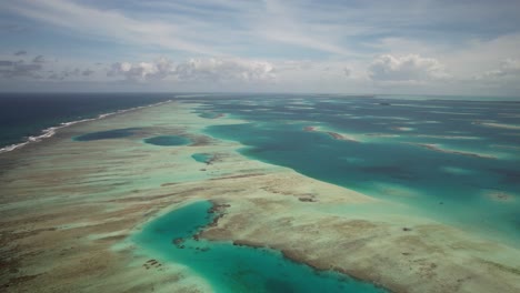 Korallenbarriere-In-Los-Roques,-Mit-Atemberaubendem-Türkisfarbenem-Wasser-Und-Verstreuten-Inseln,-Luftaufnahme