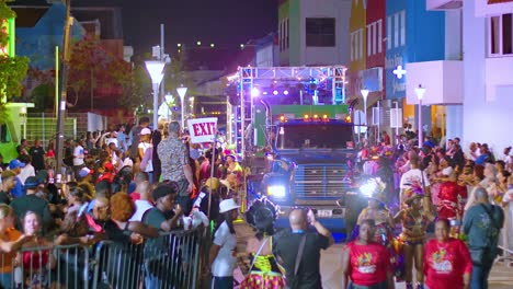 Camión-Azul-Con-Iluminación-De-Fiesta-Crea-Una-Atmósfera-Vibrante-Para-El-Desfile-De-Carnaval-Por-La-Noche