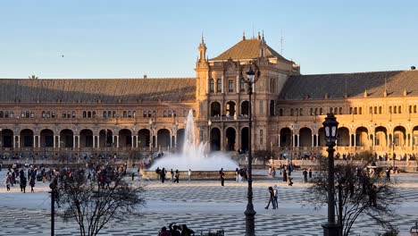 Spanien-Platz-Bei-Sonnenuntergang-Mit-Einem-Springbrunnen-Im-Mainframe,-Sevilla,-Spanien