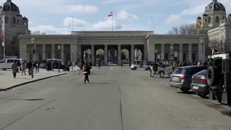 Cámara-Lenta-De-Turistas-Que-Visitan-El-Antiguo-Palacio-Imperial-Principal-De-Hofburg,-Viena,-Austria