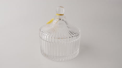 Setzen-Sie-Den-Deckel-Mit-Der-Hand-Auf-Einen-Leeren-Dekorativen-Glasbehälter-Aus-Kristallglas,-Nahaufnahme