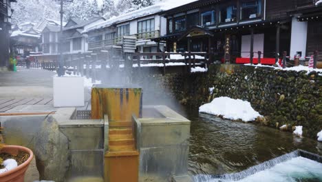 Aguas-Termales-Geotérmicas-Naturales-En-Ginzan-Onsen,-Yamagata-Japón-4k